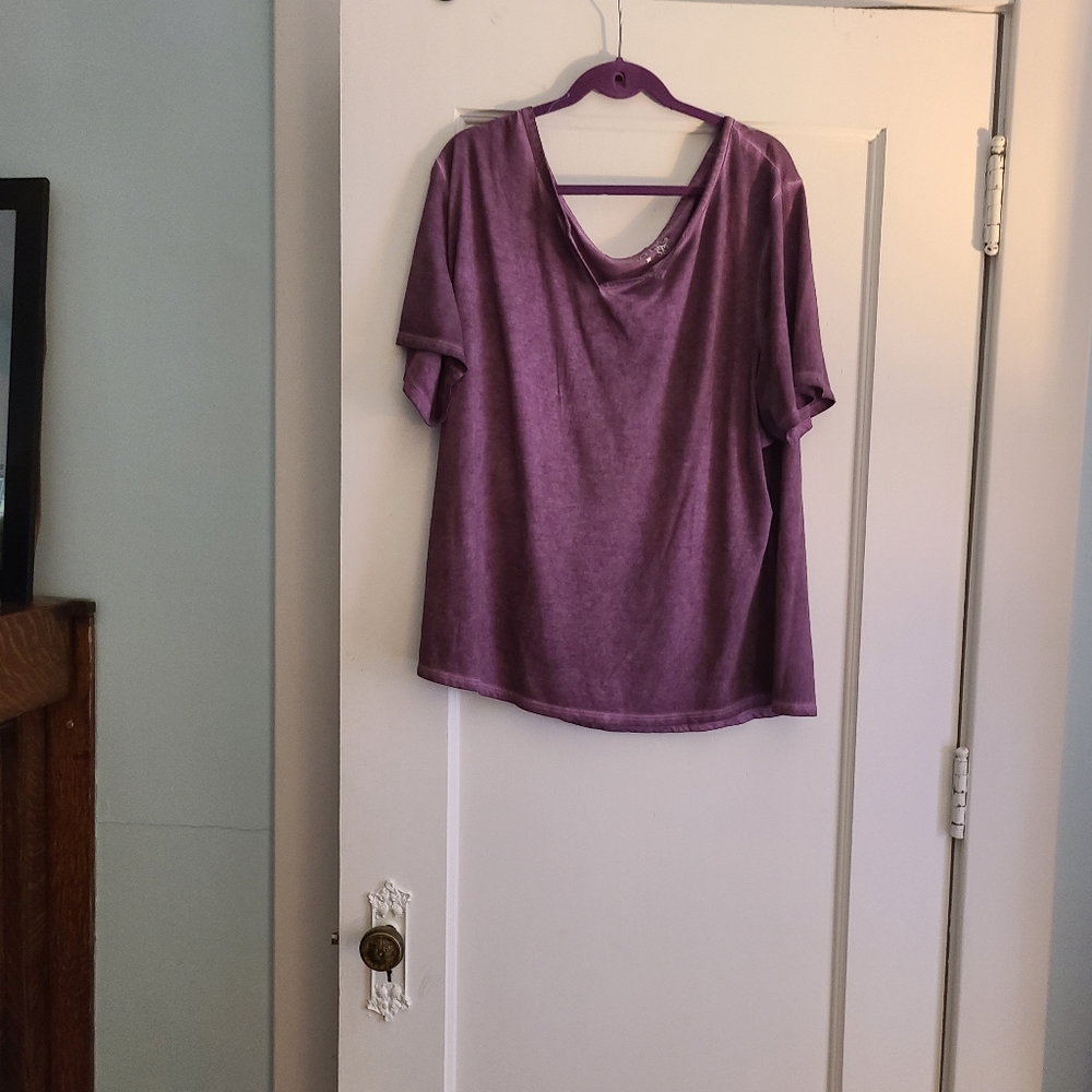 V-neck t-shirt